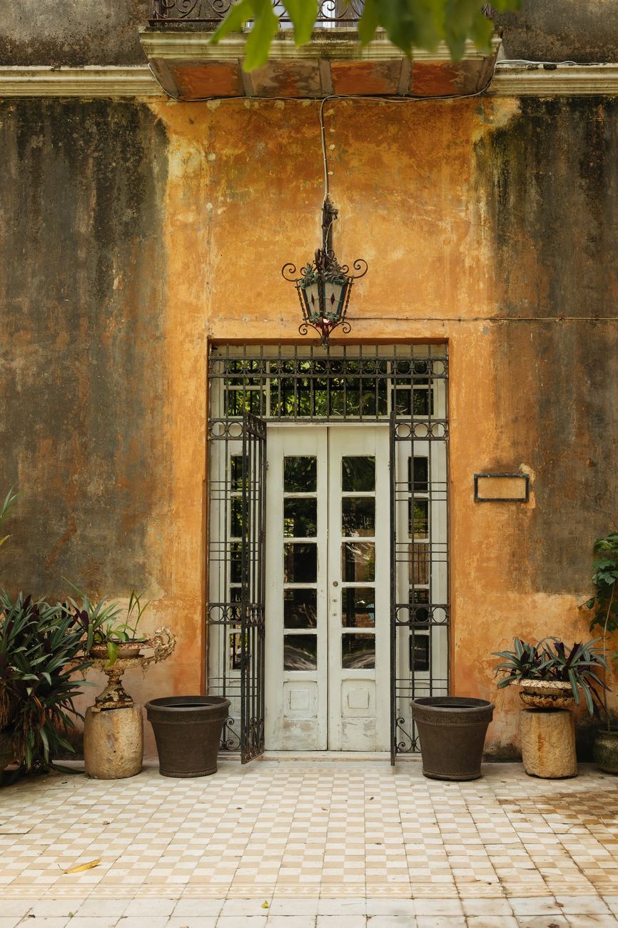 Puerta principal con herrería restaurada