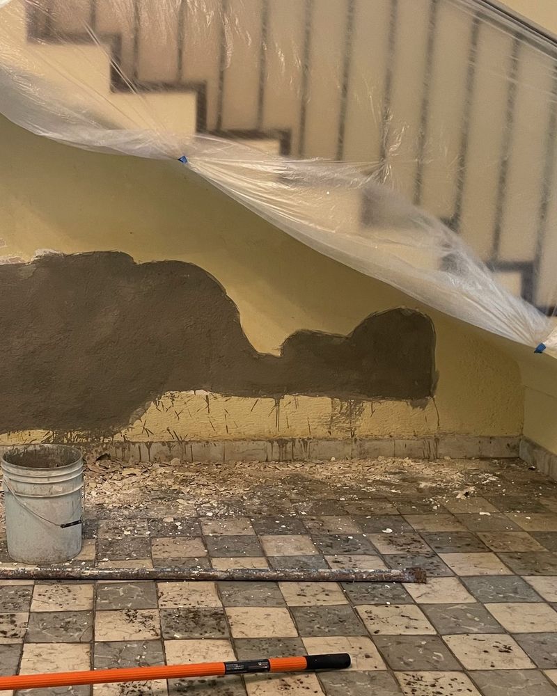 Resane del muro bajo la escalera