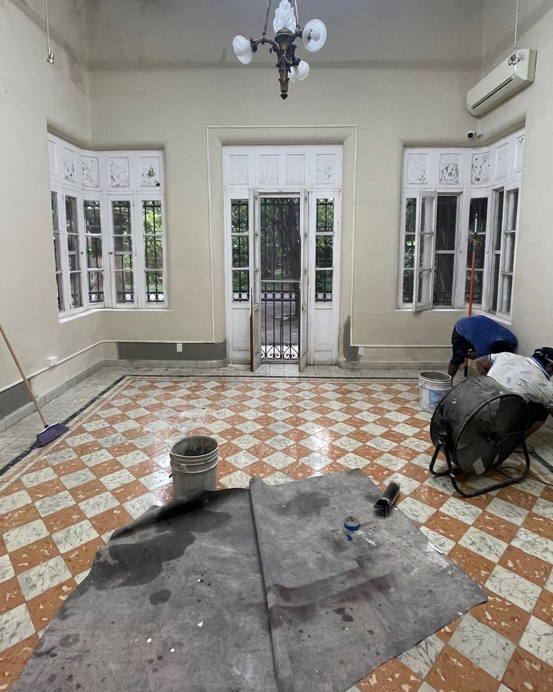 Salón con luz nueva y piso en limpieza
